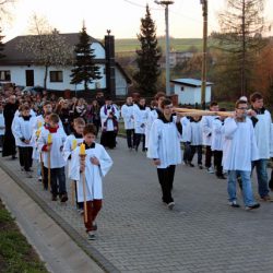 fot. J. Nowak > Droga krzyżowa ulicami parafii / Zakliczyn, 11.04.2014r.
