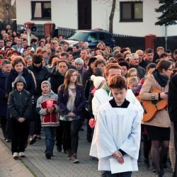 fot. J. Nowak > Droga krzyżowa ulicami parafii / Zakliczyn, 11.04.2014r.