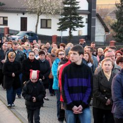 fot. J. Nowak > Droga krzyżowa ulicami parafii / Zakliczyn, 11.04.2014r.