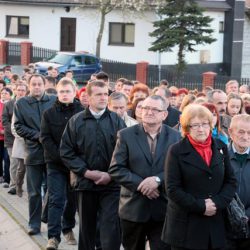 fot. J. Nowak > Droga krzyżowa ulicami parafii / Zakliczyn, 11.04.2014r.