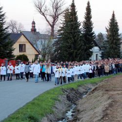 fot. J. Nowak > Droga krzyżowa ulicami parafii / Zakliczyn, 11.04.2014r.