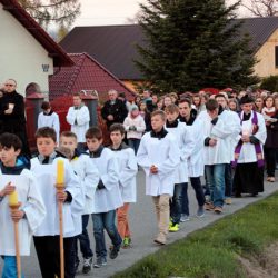 fot. J. Nowak > Droga krzyżowa ulicami parafii / Zakliczyn, 11.04.2014r.