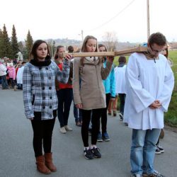 fot. J. Nowak > Droga krzyżowa ulicami parafii / Zakliczyn, 11.04.2014r.