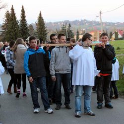 fot. J. Nowak > Droga krzyżowa ulicami parafii / Zakliczyn, 11.04.2014r.