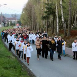 fot. J. Nowak > Droga krzyżowa ulicami parafii / Zakliczyn, 11.04.2014r.