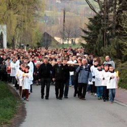 fot. J. Nowak > Droga krzyżowa ulicami parafii / Zakliczyn, 11.04.2014r.