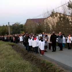 fot. J. Nowak > Droga krzyżowa ulicami parafii / Zakliczyn, 11.04.2014r.