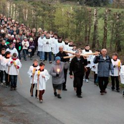 fot. J. Nowak > Droga krzyżowa ulicami parafii / Zakliczyn, 11.04.2014r.