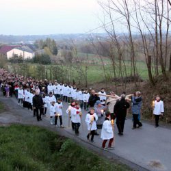 fot. J. Nowak > Droga krzyżowa ulicami parafii / Zakliczyn, 11.04.2014r.