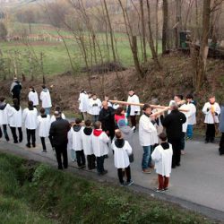fot. J. Nowak > Droga krzyżowa ulicami parafii / Zakliczyn, 11.04.2014r.