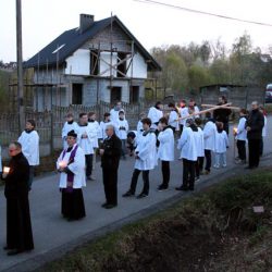 fot. J. Nowak > Droga krzyżowa ulicami parafii / Zakliczyn, 11.04.2014r.