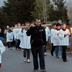 fot. J. Nowak > Droga krzyżowa ulicami parafii / Zakliczyn, 11.04.2014r.