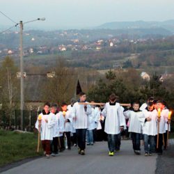 fot. J. Nowak > Droga krzyżowa ulicami parafii / Zakliczyn, 11.04.2014r.