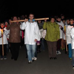 fot. J. Nowak > Droga krzyżowa ulicami parafii / Zakliczyn, 11.04.2014r.